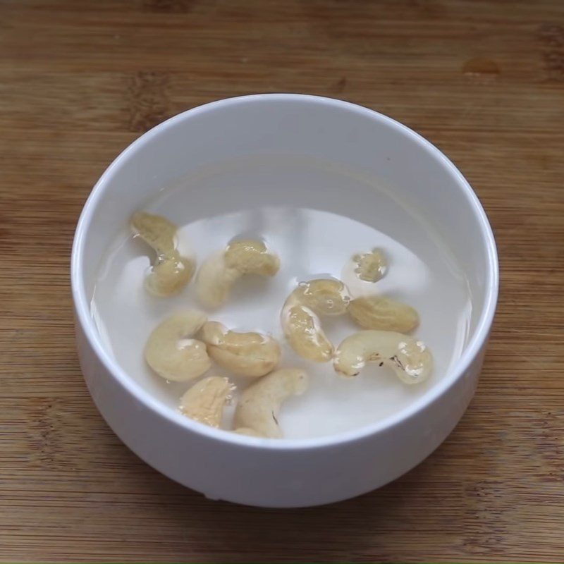 Step 1 Soak cashews and chia seeds for Pineapple (Thơm) Chia Seed Smoothie