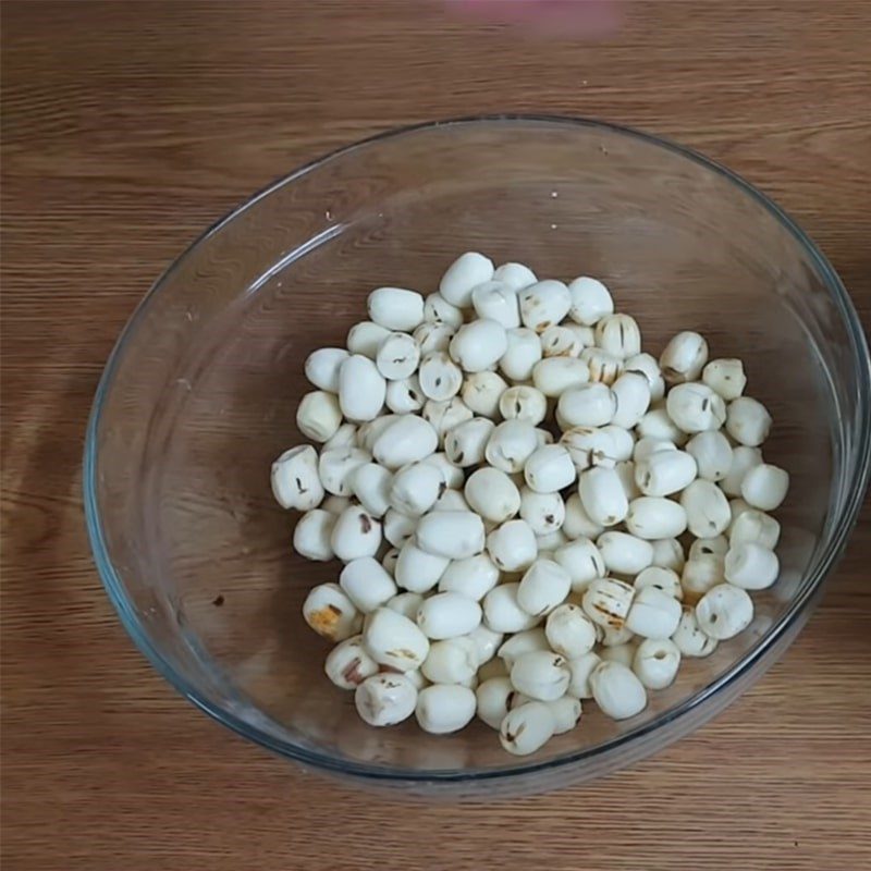 Step 1 Soak lotus seeds and green beans Green bean and lotus seed dessert