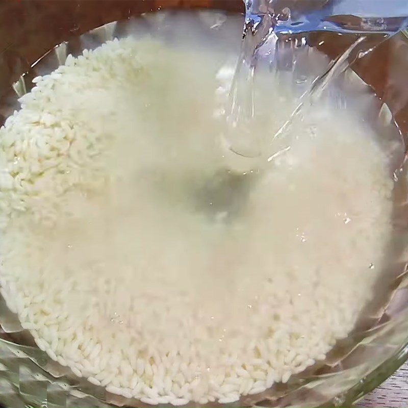 Step 1 Soak the Sticky Rice for Young Chicken Egg Sticky Rice with Offal