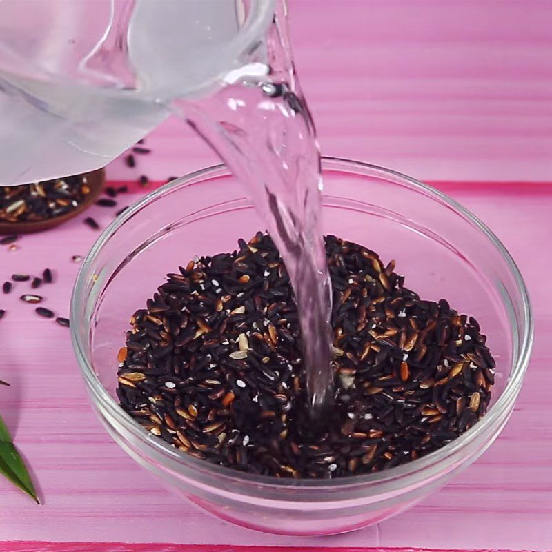 Step 1 Soak black sticky rice Black sticky rice milk with fresh milk
