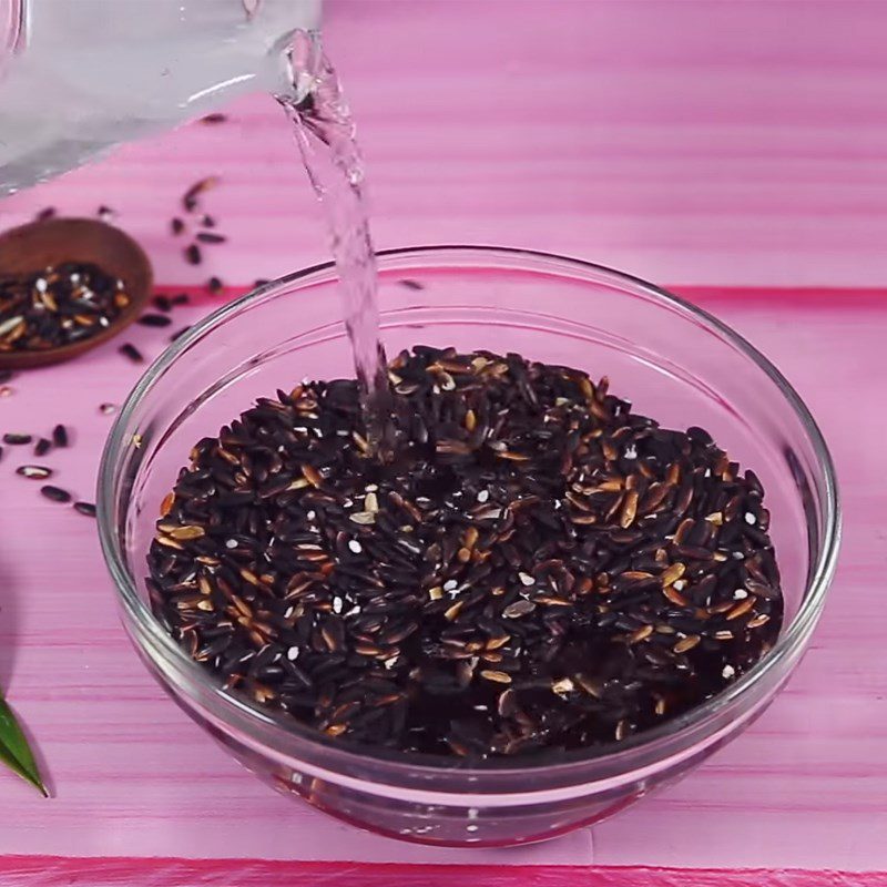 Step 1 Soak black sticky rice Fresh black sticky rice milk