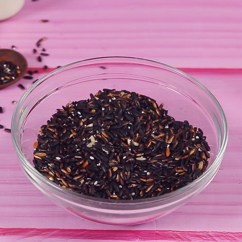 Step 1 Soak black sticky rice Black sticky rice milk with fresh milk