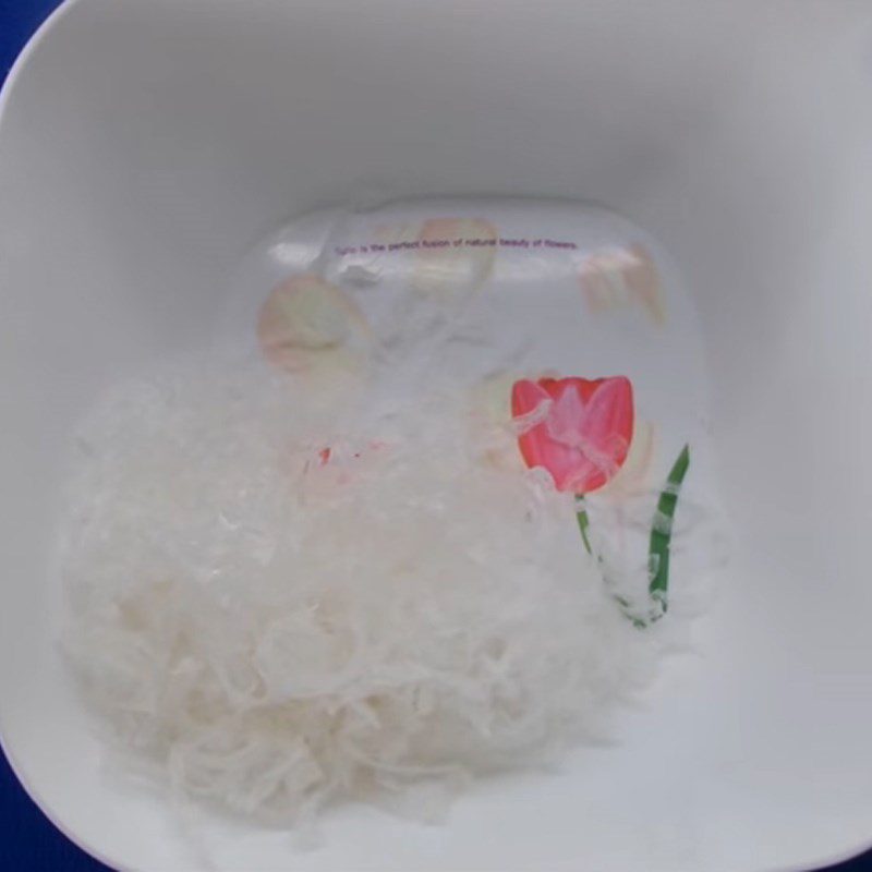Step 1 Soak the jelly for Shrimp and Meat Jelly Salad