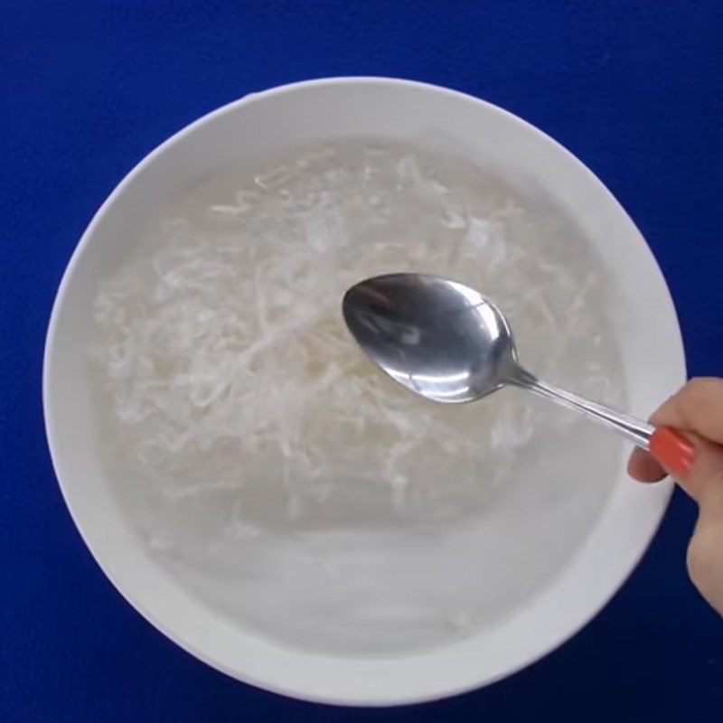 Step 1 Soak the jelly for Shrimp and Meat Jelly Salad
