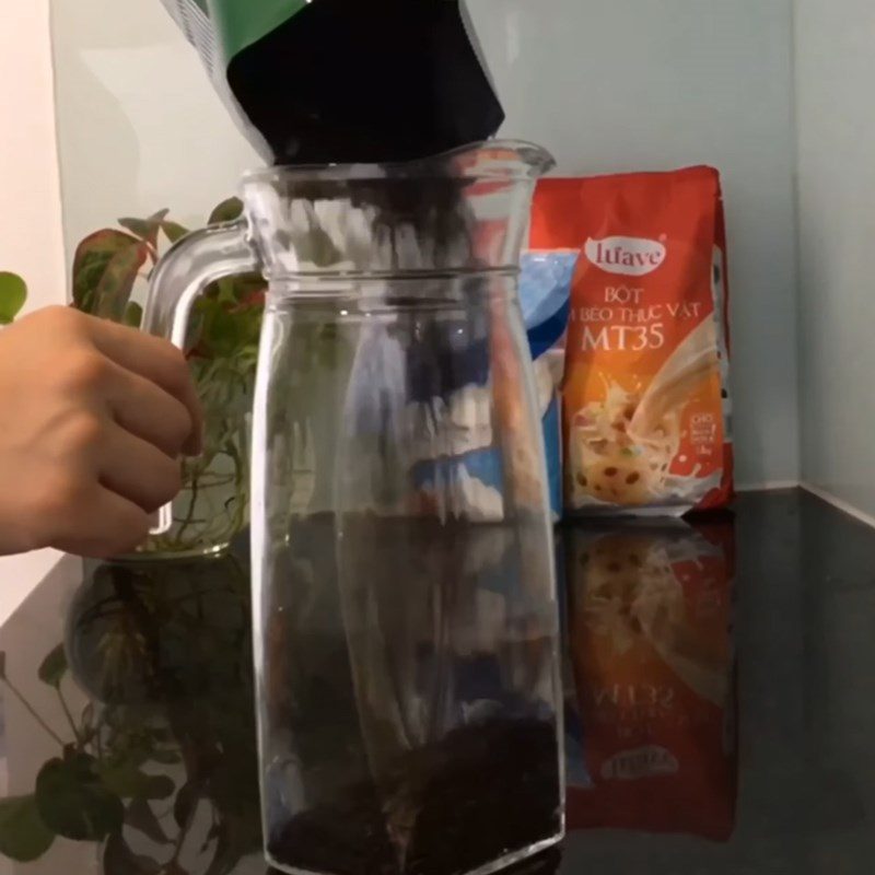 Step 1 Soak tea, filter tea Fresh Cheese Milk Tea