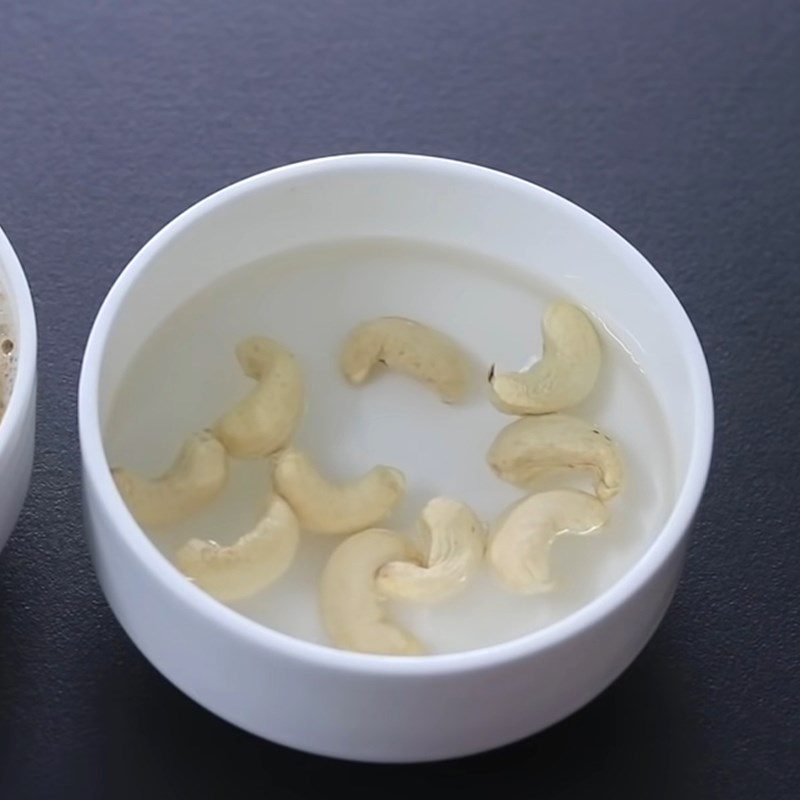Step 1 Soak oatmeal and cashews for Oatmeal Smoothie