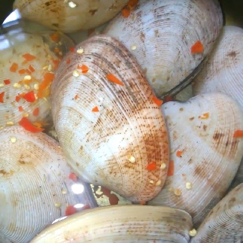 Step 1 Preparing the clams 2-cockle clams steamed with lemongrass