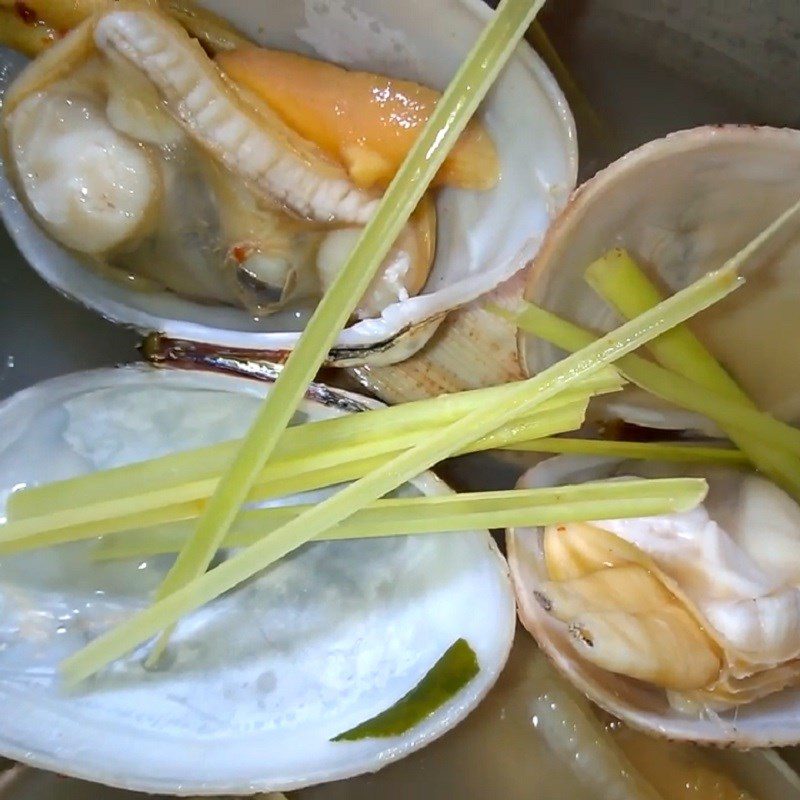 Step 4 Final Product Steamed Lemongrass Clams 2 clams