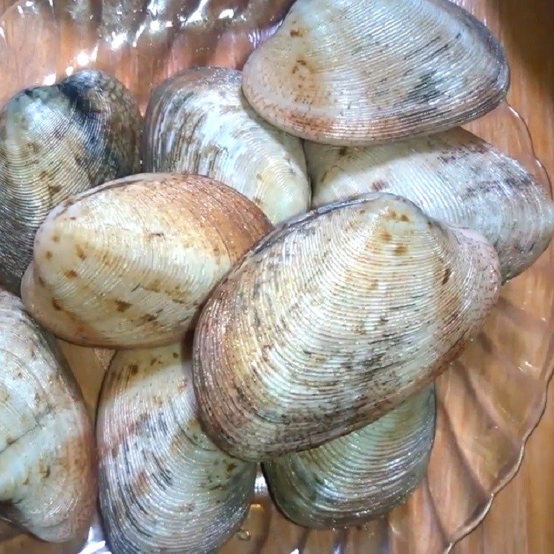 Step 1 Preparing the clams 2-cockle clams steamed with lemongrass
