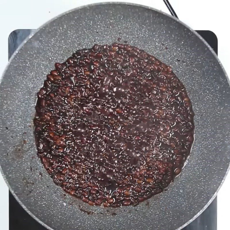 Step 3 Coating red beans with sugar for taro milk tea