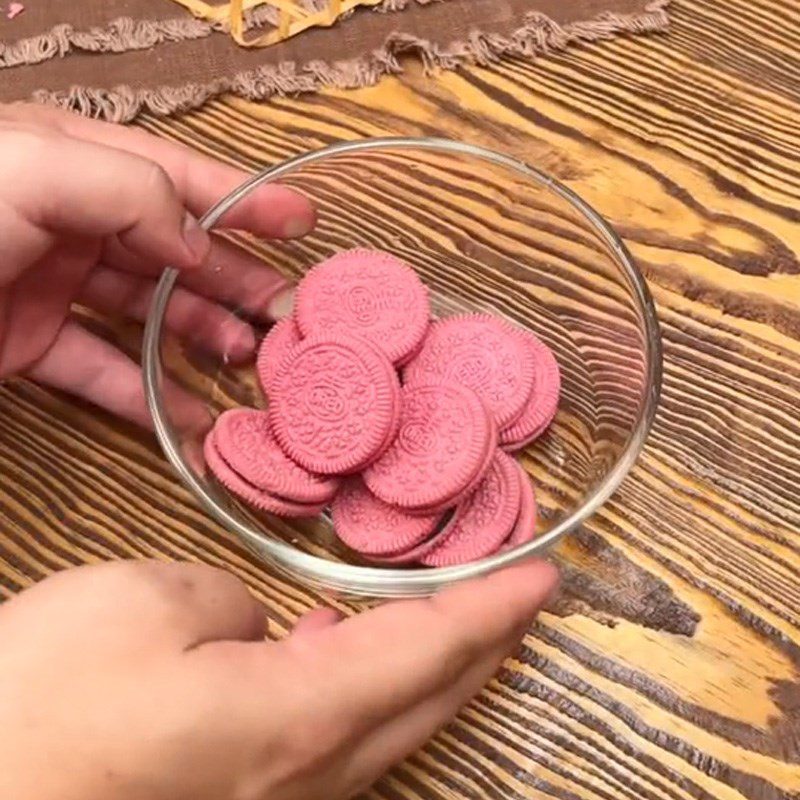 Step 1 Crush the cookies How to make Oreo ice cream (Recipe shared from TikTok Cooking with TasteVN)