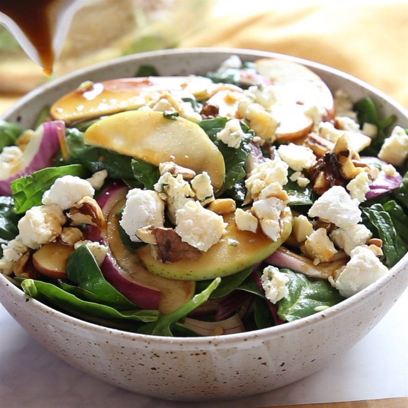 Step 4 Finished product Spinach salad with apple and walnut