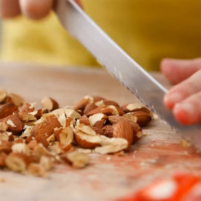 Step 4 Crush the almonds for spinach strawberry almond salad