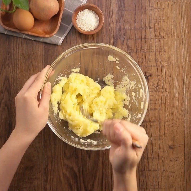 Step 2 Mash the potatoes Breaded fried potatoes with cheese powder