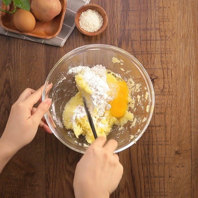 Step 2 Mash the potatoes Breaded fried potatoes with cheese powder