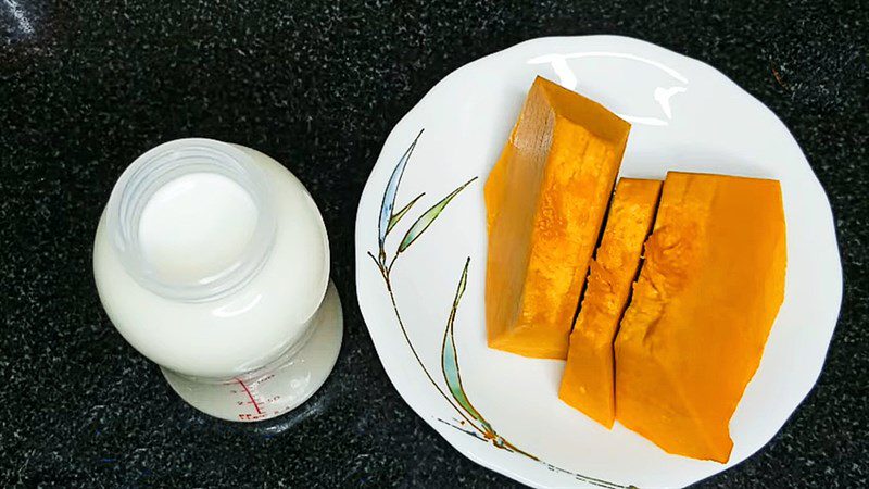 Ingredients for 2 ways to cook pumpkin milk for children