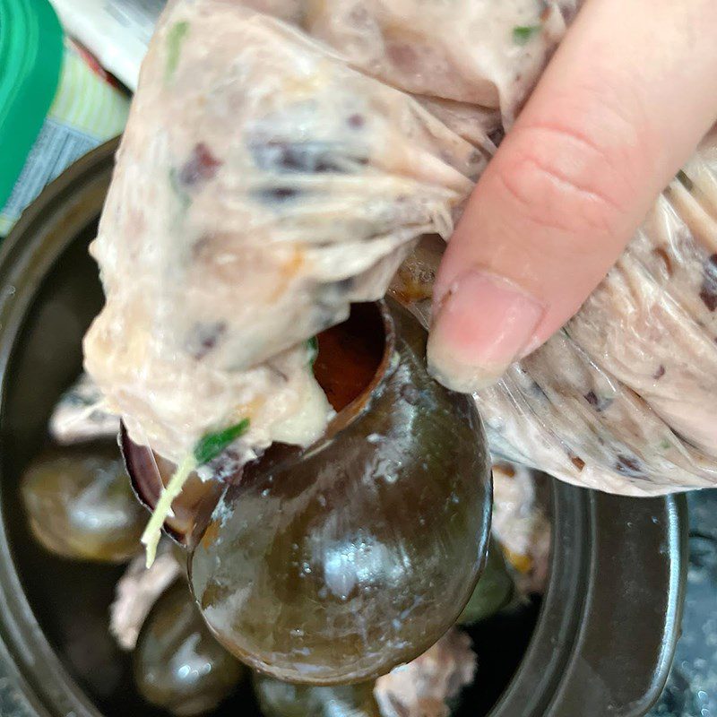 Step 4 Stuffing and steaming snails Stuffed steamed snails with mushrooms