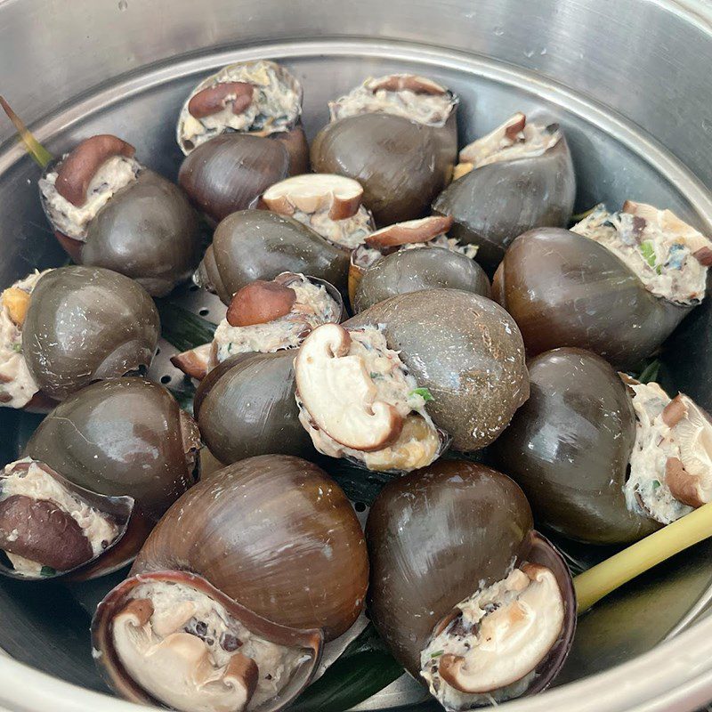Step 4 Stuffing and steaming snails Stuffed steamed snails with mushrooms