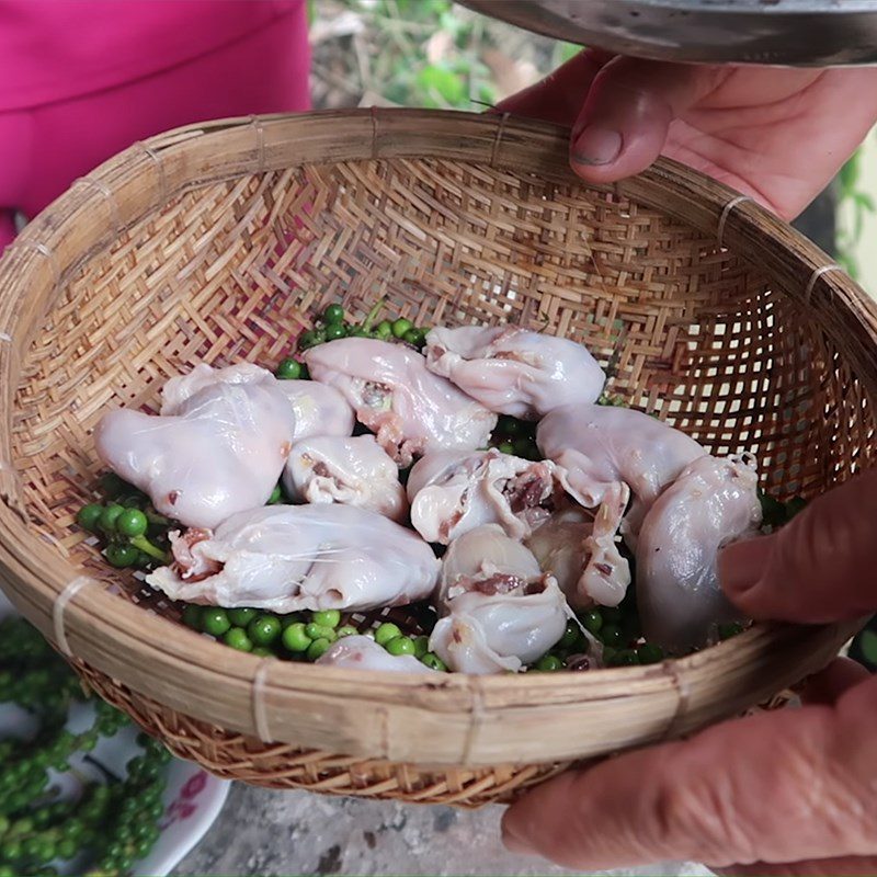 Step 4 Stuffing and marinating fish stomach Fish stomach stuffed with meat steamed with green pepper