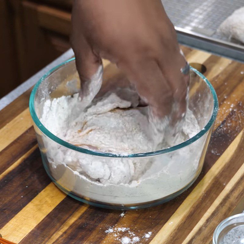 Step 3 Dip the chicken in flour Cream sauce pan-fried chicken