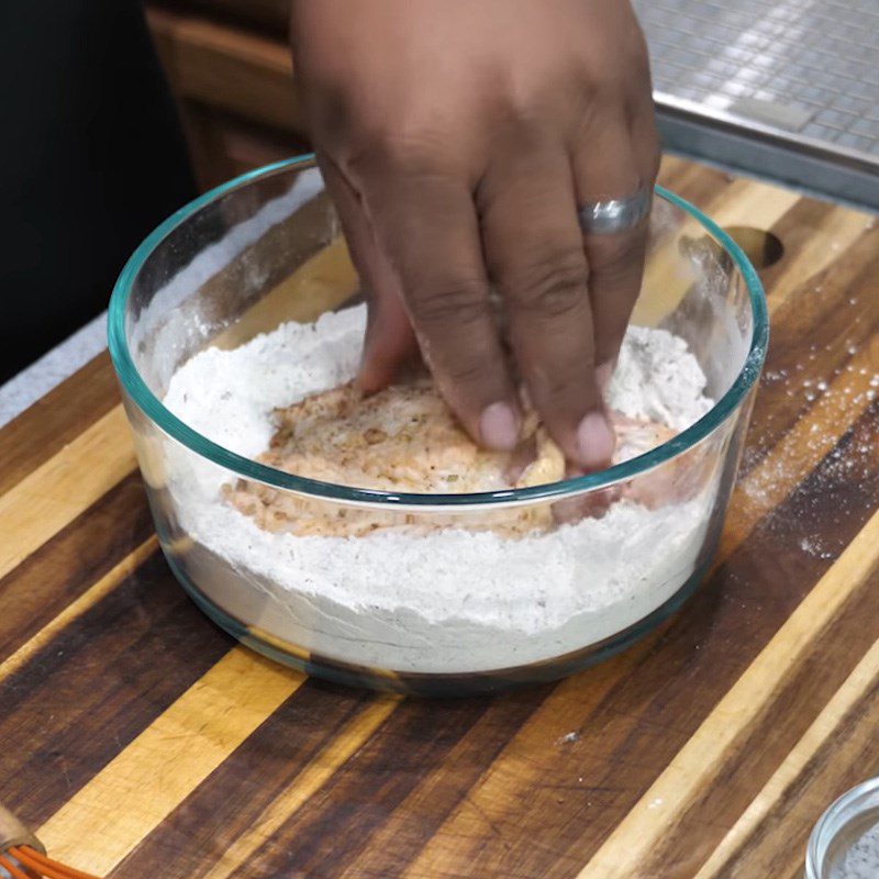 Step 3 Dip the chicken in flour Cream sauce pan-fried chicken