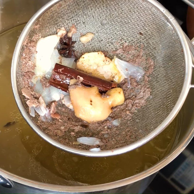 Step 3 Simmer the broth for spicy sour beef ball hotpot