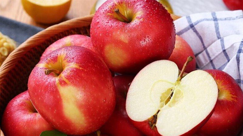 Ingredients for apple juice using a blender