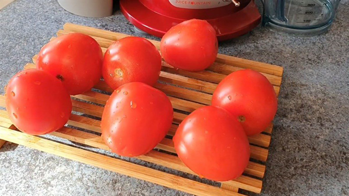 Ingredients for fresh tomato juice