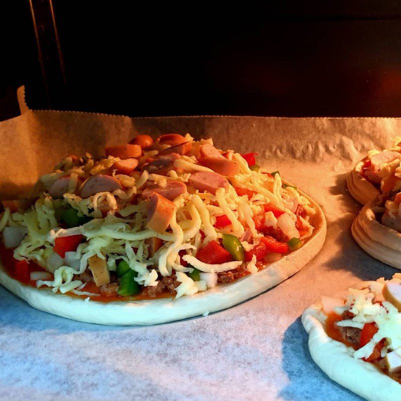 Step 3 Baking the sausage pizza using the oven