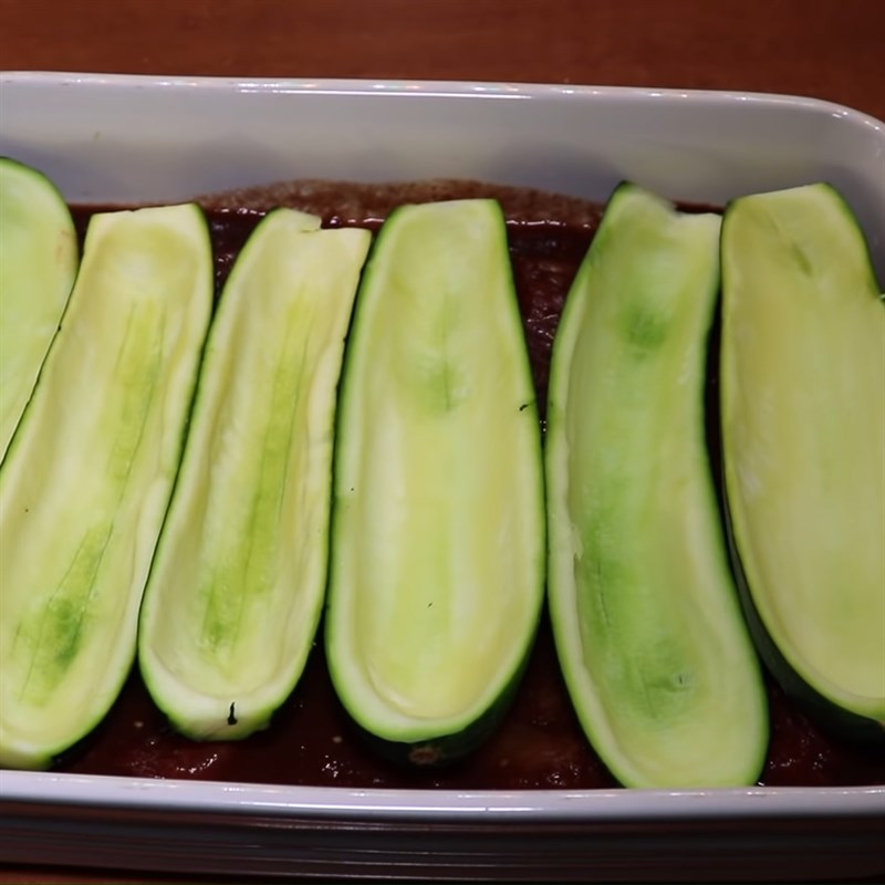 Step 6 Baking the zucchini Zucchini baked with cheese and minced meat filling