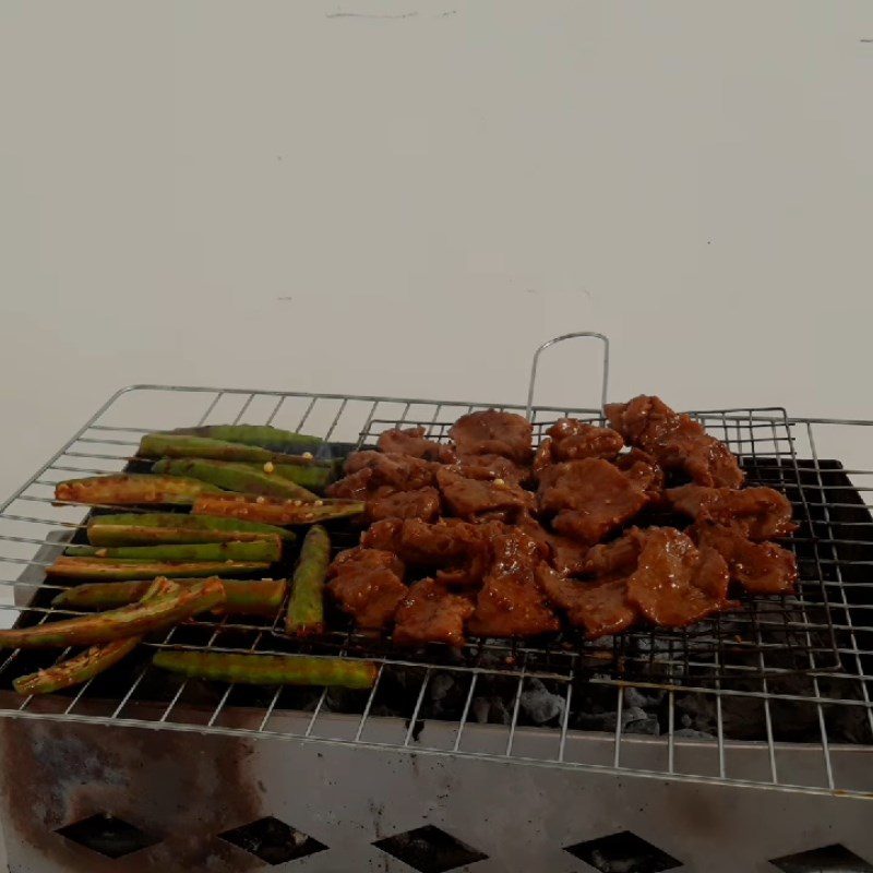 Step 3 Grill the beef for grilled beef with satay sauce