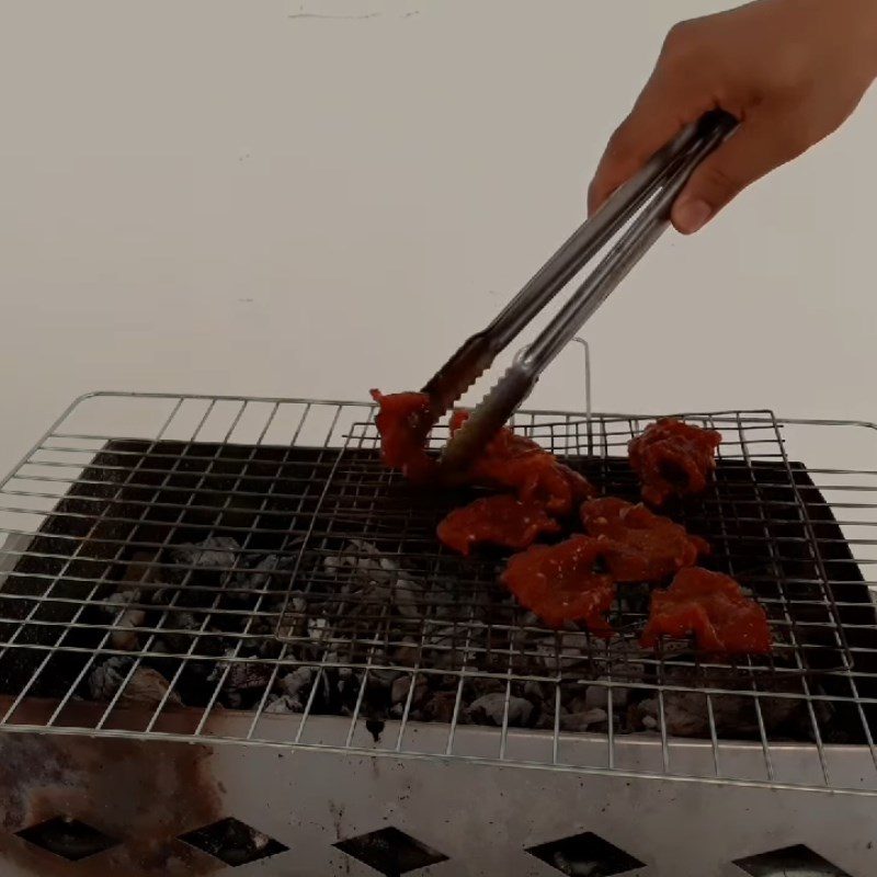 Step 3 Grill the beef for grilled beef with satay sauce