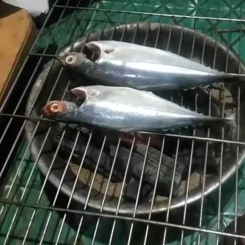 Step 3 Grilling fish Grilled fish with scallion oil