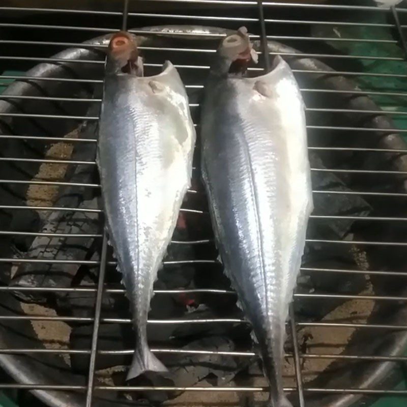 Step 3 Grilling fish Grilled fish with scallion oil