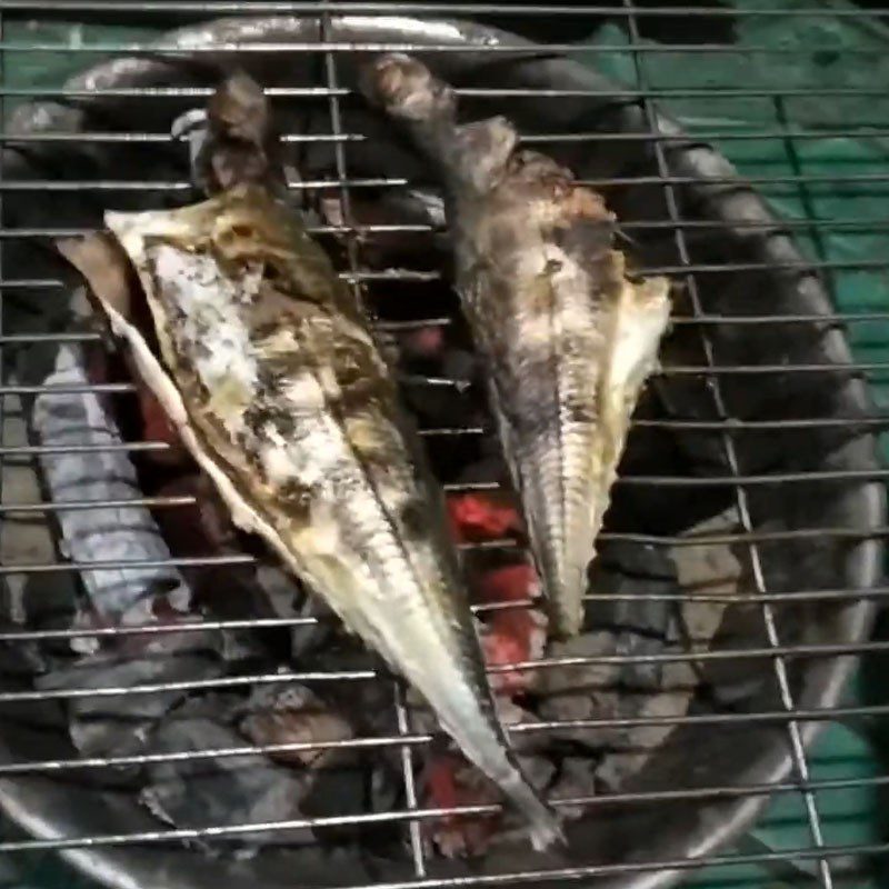 Step 3 Grilling fish Grilled fish with scallion oil