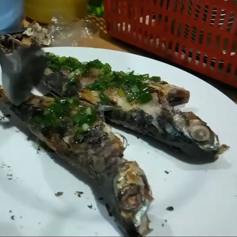 Step 3 Grilling fish Grilled fish with scallion oil