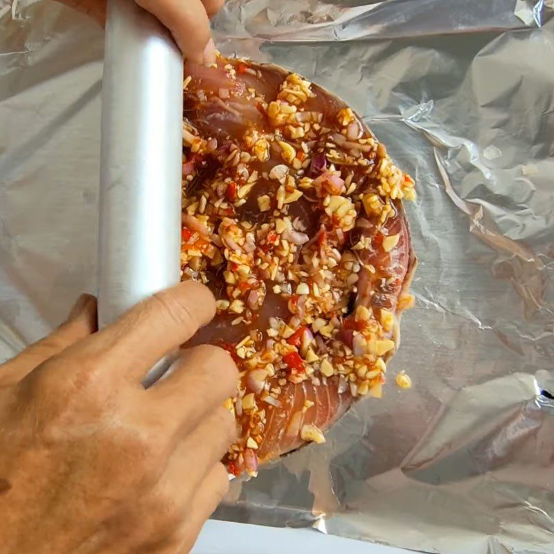 Step 4 Grill the fish Grilled tuna with salt and chili
