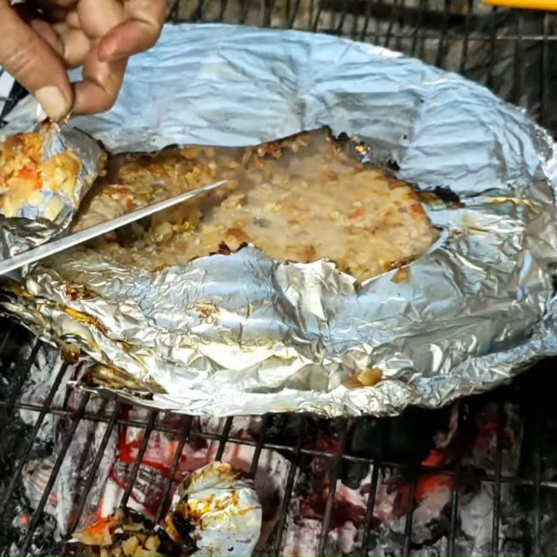 Step 4 Grill the fish Grilled tuna with salt and chili