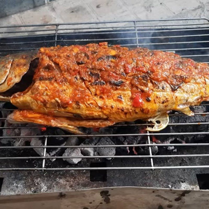 Step 4 Grill the pomelo fish Grilled pomelo fish with chili salt
