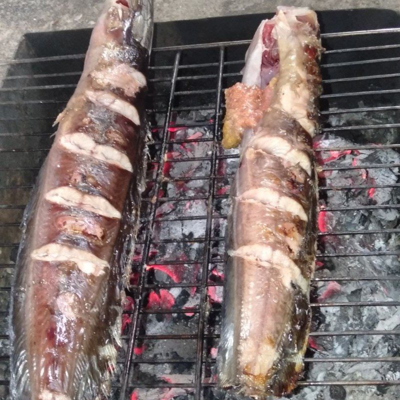 Step 3 Grilling catfish Grilled catfish with chili salt
