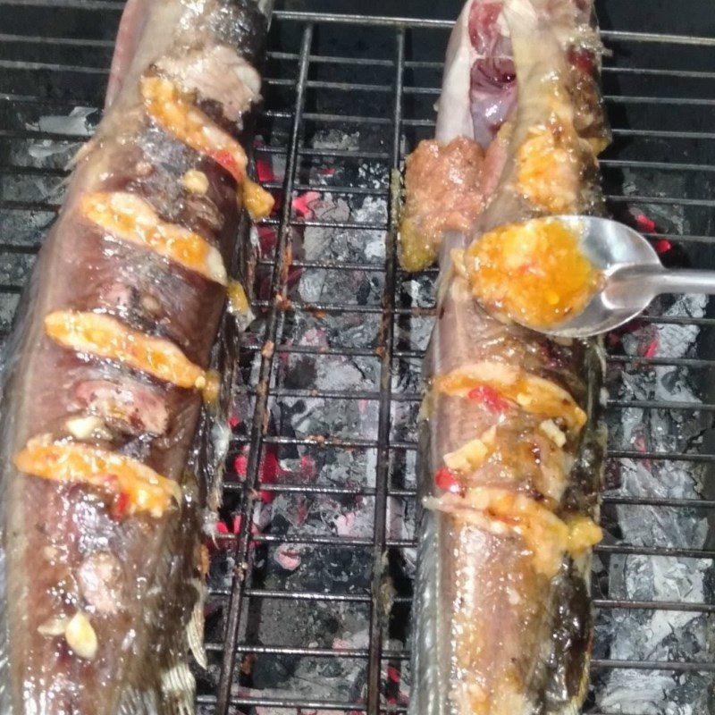Step 3 Grilling catfish Grilled catfish with chili salt
