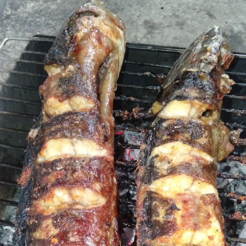 Step 3 Grilling catfish Grilled catfish with chili salt
