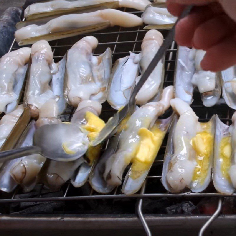 Step 4 Grilling razor clams Grilled razor clams with scallion butter