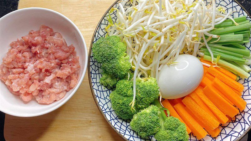 Ingredients for mixed noodle dish with minced meat