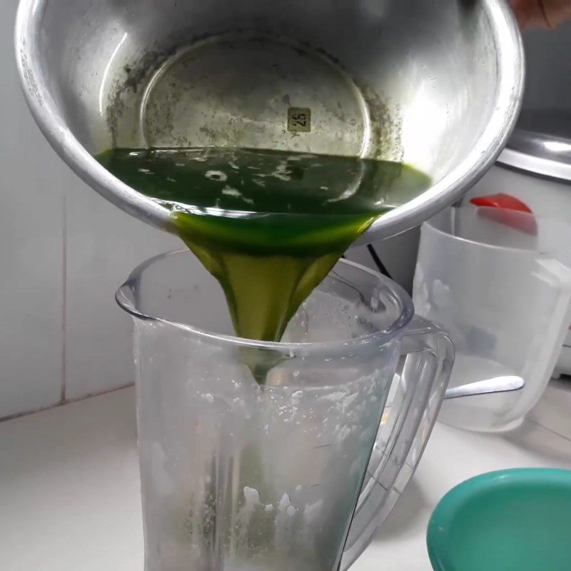 Step 3 Mix coconut milk powder and pandan leaf powder Pork skin cake using a rice cooker
