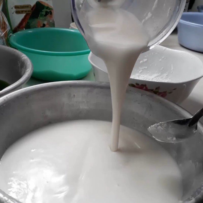 Step 3 Mix coconut milk powder and pandan leaf powder Pork skin cake using a rice cooker
