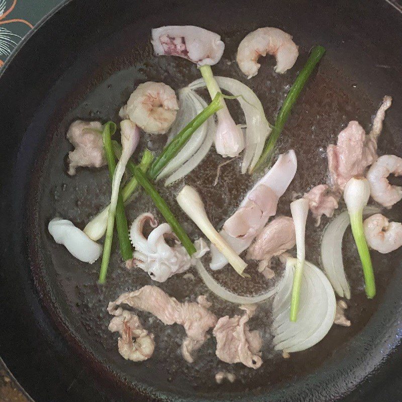 Step 3 Mix the batter and pour the pancake Seafood pancake (recipe shared by user)