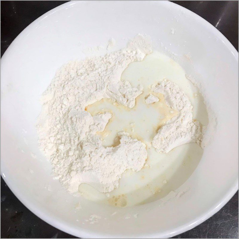 Step 2 Mix the flour with black sesame Fried sweet potato with sesame - black sesame