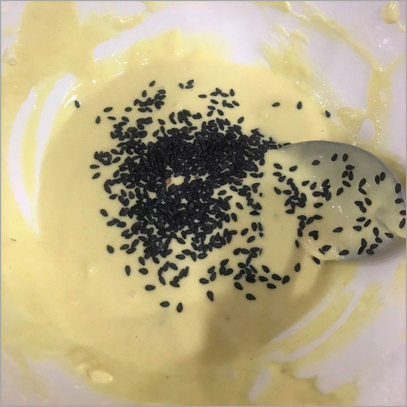 Step 2 Mix the flour with black sesame Fried sweet potato with sesame - black sesame