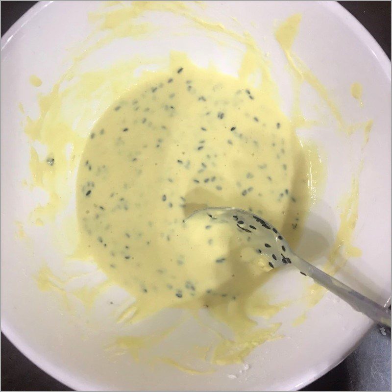 Step 2 Mix the flour with black sesame Fried sweet potato with sesame - black sesame